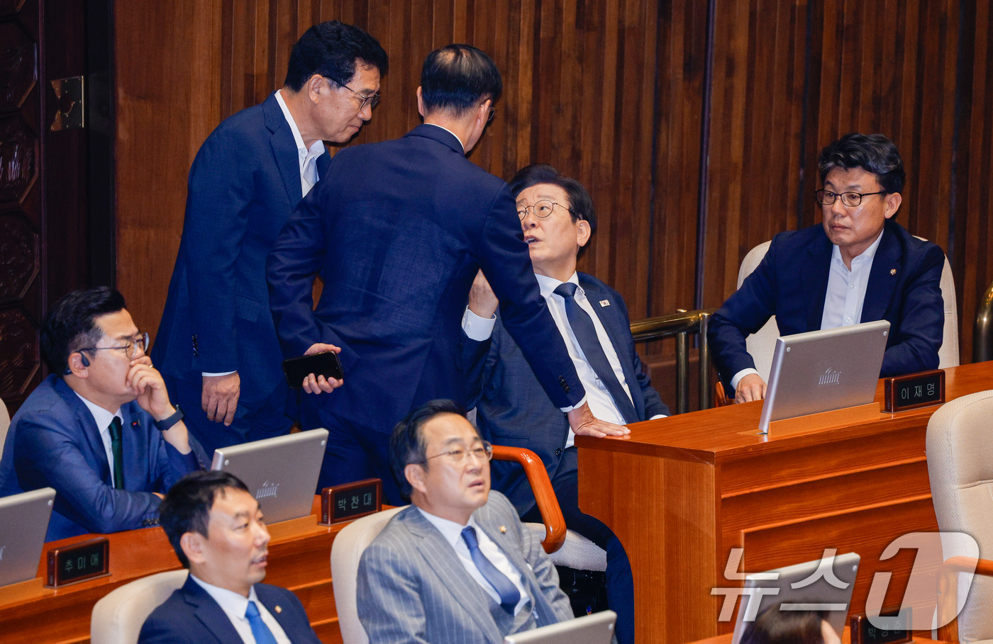 (서울=뉴스1) 안은나 기자 = 이재명 더불어민주당 대표가 10일 오후 서울 여의도 국회 본회의장에서 외교·통일·안보 분야 대정부질문 중 신정훈 행정안전위원장, 이해식 당대표 비서 …