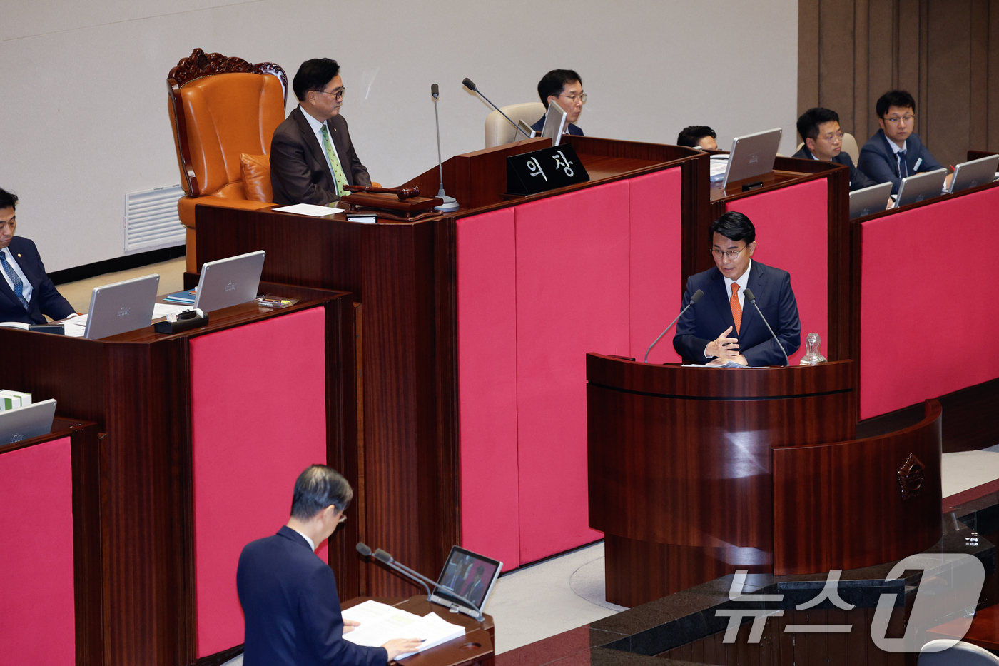 (서울=뉴스1) 안은나 기자 = 윤상현 국민의힘 의원이 10일 오후 서울 여의도 국회 본회의장에서 한덕수 국무총리를 향해 외교·통일·안보 분야 대정부질문을 하고 있다. 2024.9 …