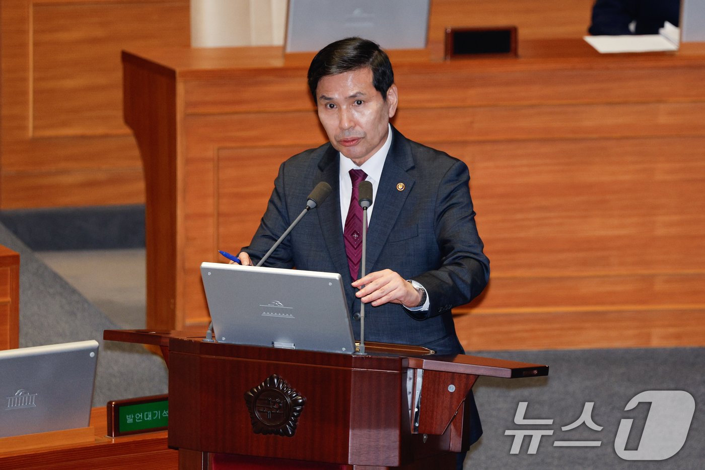 김선호 국방부 차관이 10일 오후 서울 여의도 국회 본회의장에서 박선원 더불어민주당 의원의 외교·통일·안보 분야 대정부질문에 답하고 있다. 2024.9.10/뉴스1 ⓒ News1 안은나 기자