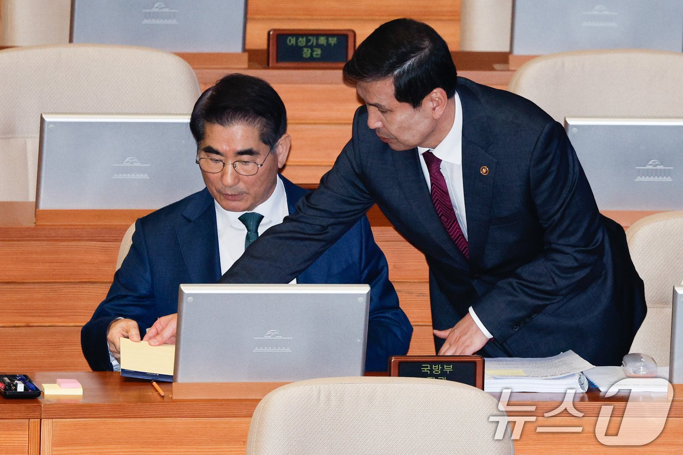 김용현 국방부 장관이 10일 오후 9시반경 서울 여의도 국회 본회의장에서 열린 외교·통일·안보 분야 대정부질문에 출석해 김선호 차관과 대화하고 있다. 2024.9.10/뉴스1 ⓒ News1 안은나 기자