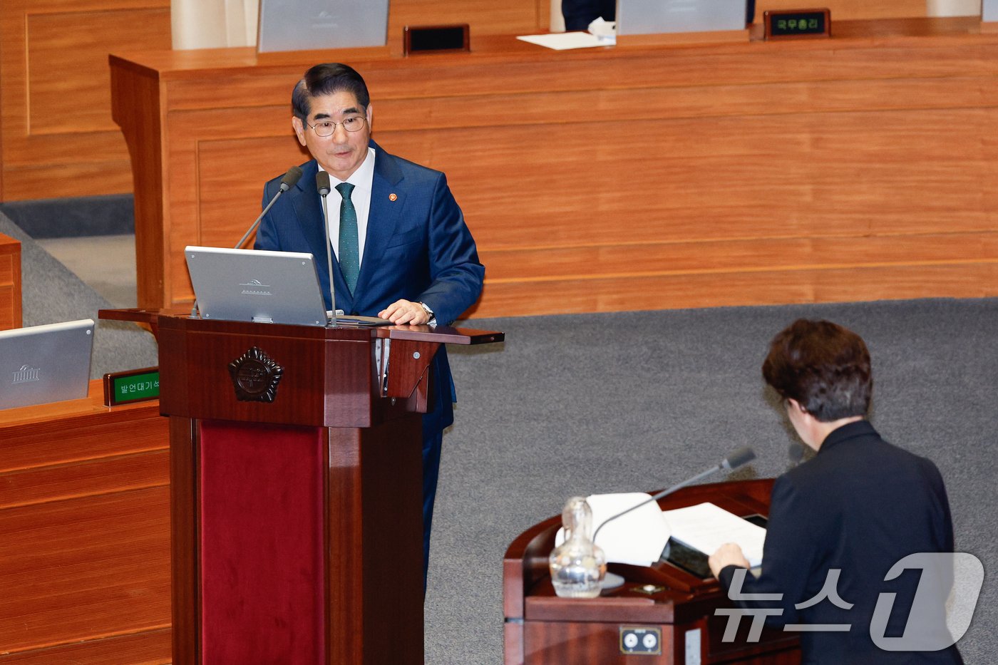 김용현 국방부 장관이 10일 밤 서울 여의도 국회 본회의장에서 강선영 국민의힘 의원의 외교·통일·안보 분야 대정부질문에 답하고 있다. 2024.9.10/뉴스1 ⓒ News1 안은나 기자