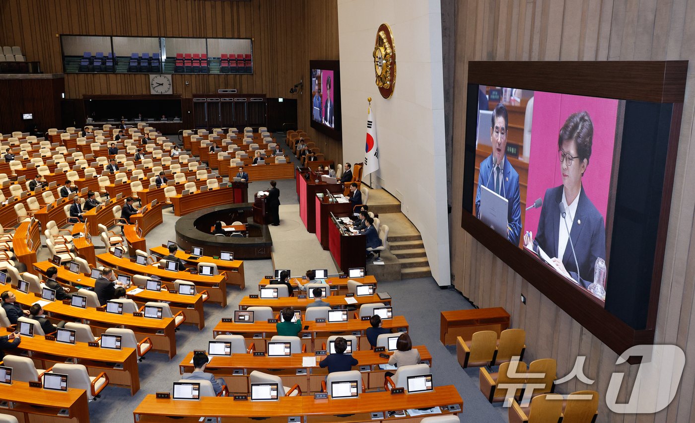 본문 이미지 - 김용현 국방부 장관이 10일 밤 서울 여의도 국회 본회의장에서 강선영 국민의힘 의원의 외교·통일·안보 분야 대정부질문에 답하고 있다. 2024.9.10/뉴스1 ⓒ News1 안은나 기자