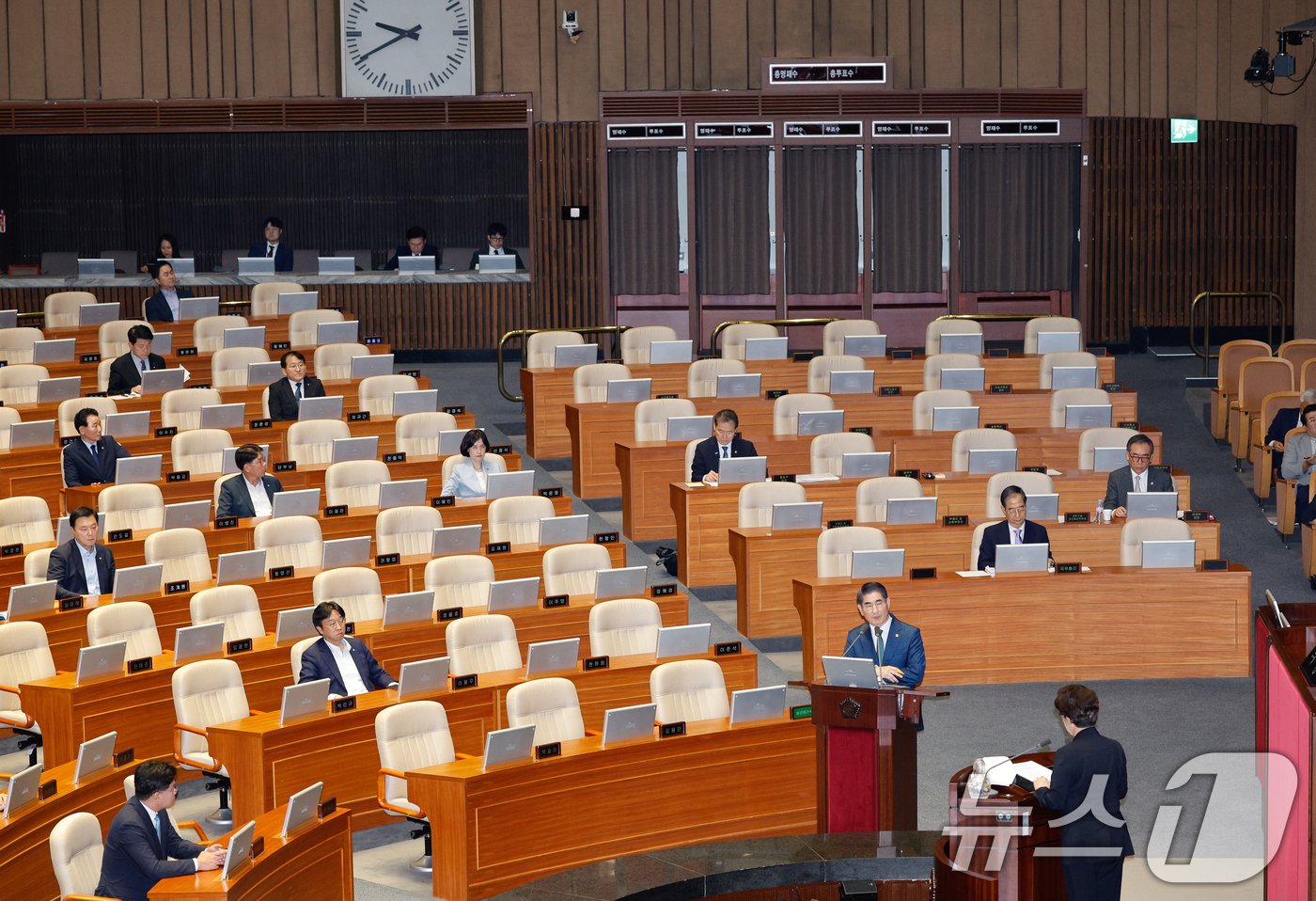 김용현 국방부 장관이 10일 밤 서울 여의도 국회 본회의장에서 강선영 국민의힘 의원의 외교·통일·안보 분야 대정부질문에 답하고 있다. 2024.9.10/뉴스1 ⓒ News1 안은나 기자