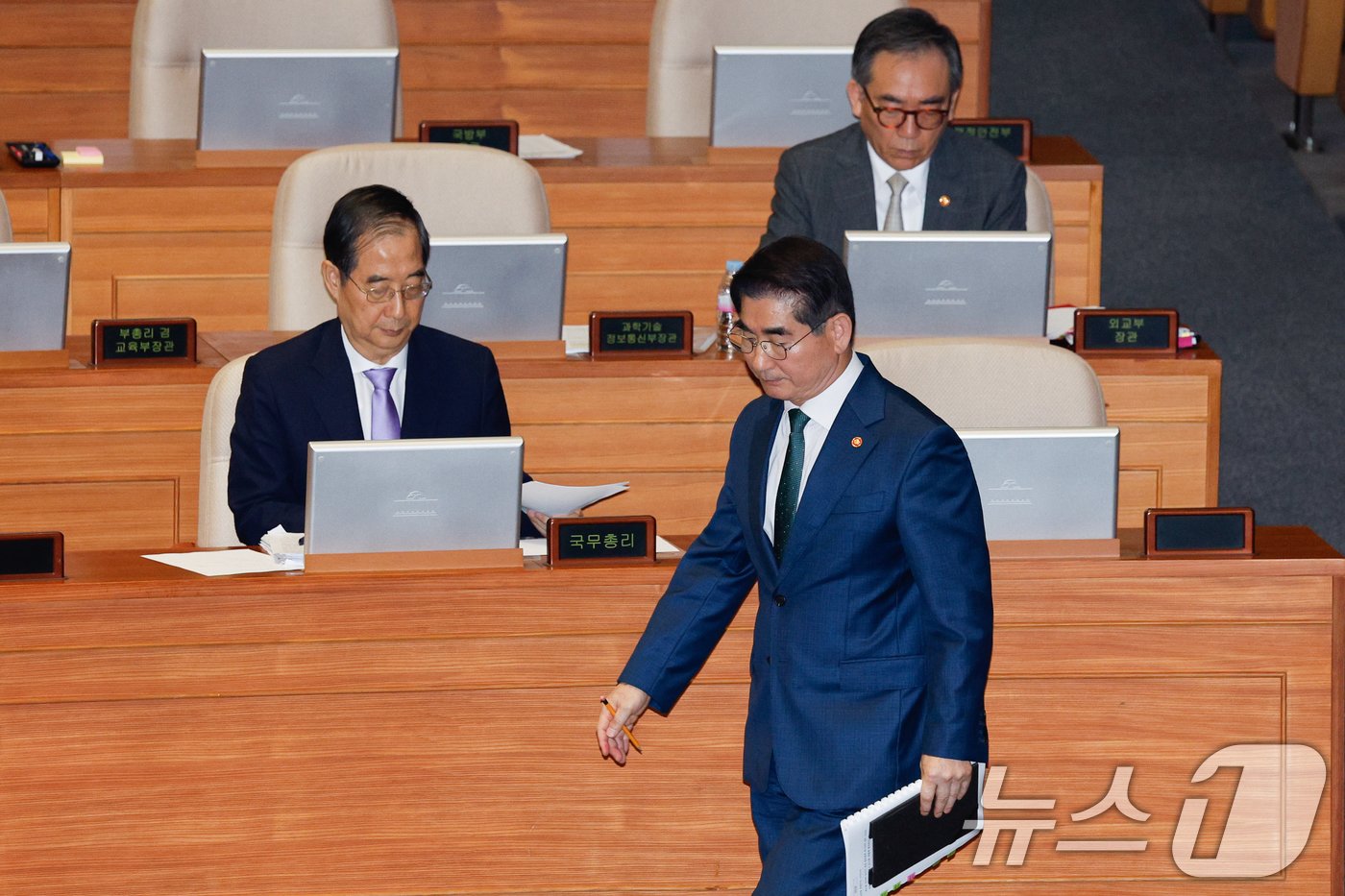 김용현 국방부 장관이 10일 밤 서울 여의도 국회 본회의장에서 강선영 국민의힘 의원의 외교·통일·안보 분야 대정부질문에 답하기 위해 발언대로 향하고 있다. 2024.9.10/뉴스1 ⓒ News1 안은나 기자