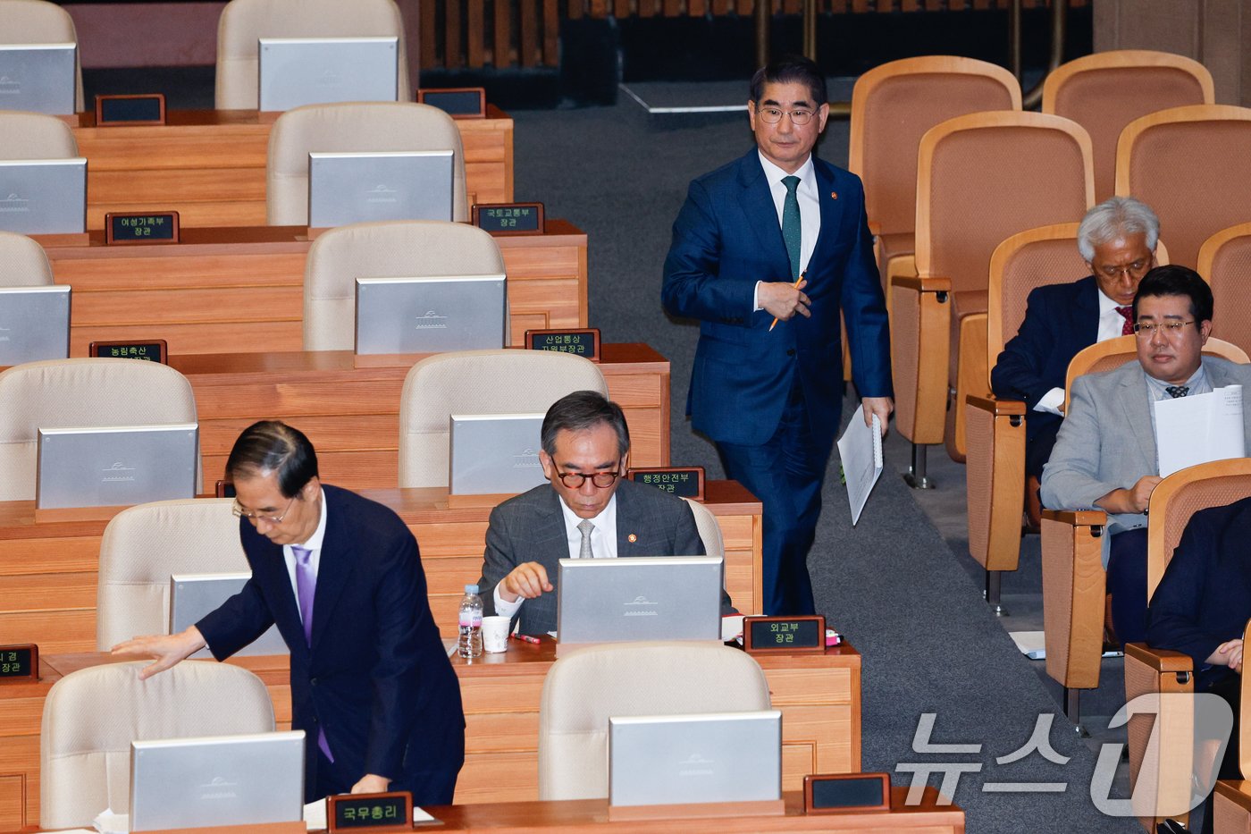 김용현 국방부 장관이 10일 밤 서울 여의도 국회 본회의장에서 강선영 국민의힘 의원의 외교·통일·안보 분야 대정부질문에 답하기 위해 발언대로 향하고 있다. 2024.9.10/뉴스1 ⓒ News1 안은나 기자