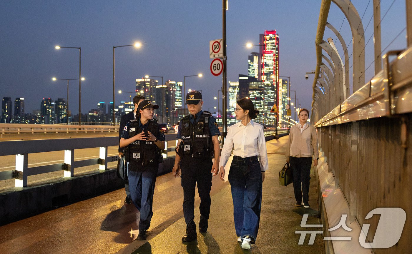 김건희 여사가 10일 ‘세계 자살 예방의 날’을 맞아 서울 마포대교를 도보 순찰하며 용강지구대 근무자와 대화를 나누고 있다. &#40;대통령실 제공&#41; 2024.9.10/뉴스1 ⓒ News1 박지혜 기자