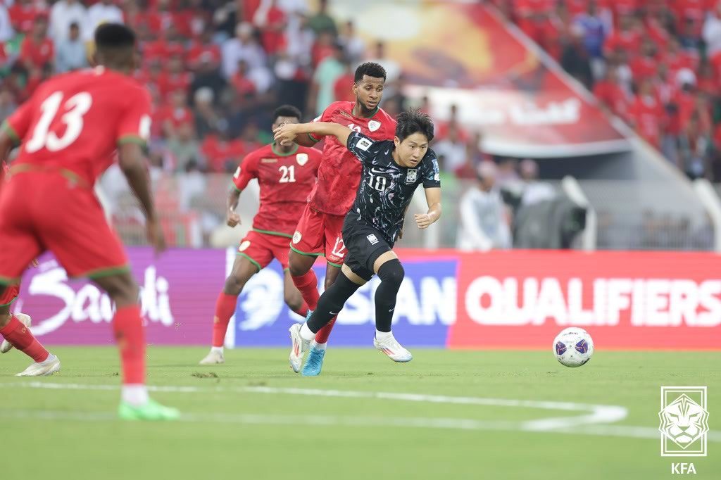 10일 &#40;한국시간&#41; 오만 무스카트의 술탄카부스 경기장에서 열린 오만과의 2026 국제축구연맹&#40;FIFA&#41; 북중미 월드컵 아시아지역 3차 예선 B조 조별리그 2차전 대한민국과 오만의 경기에서 대한민국 이강인이 돌파를 시도하고 있다. &#40;대한축구협회 제공&#41; 2024.9.10/뉴스1