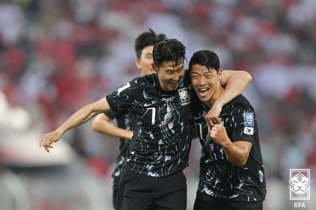 10일 &#40;한국시간&#41; 오만 무스카트의 술탄카부스 경기장에서 열린 오만과의 2026 국제축구연맹&#40;FIFA&#41; 북중미 월드컵 아시아지역 3차 예선 B조 조별리그 2차전 대한민국과 오만의 경기에서 대한민국 황희찬이 선취골을 넣은 후 손흥민과 기뻐하고 있다. &#40;대한축구협회 제공&#41; 2024.9.10/뉴스1