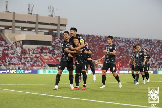 10일 &#40;한국시간&#41; 오만 무스카트의 술탄카부스 경기장에서 열린 오만과의 2026 국제축구연맹&#40;FIFA&#41; 북중미 월드컵 아시아지역 3차 예선 B조 조별리그 2차전 대한민국과 오만의 경기에서 대한민국 황희찬이 선취골을 넣은 후 손흥민과 기뻐하고 있다. &#40;대한축구협회 제공&#41; 2024.9.10/뉴스1