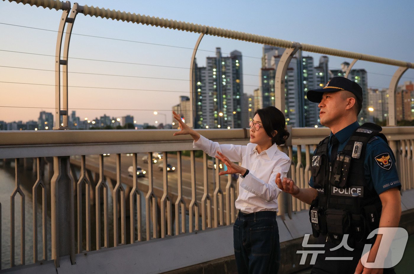 본문 이미지 - 김건희 여사가 10일 ‘세계 자살 예방의 날’을 맞아 서울 마포대교에서 도보 순찰하며 용강지구대 근무자와 대화를 나누고 있다. (대통령실 제공) 2024.9.10/뉴스1 ⓒ News1 박지혜 기자