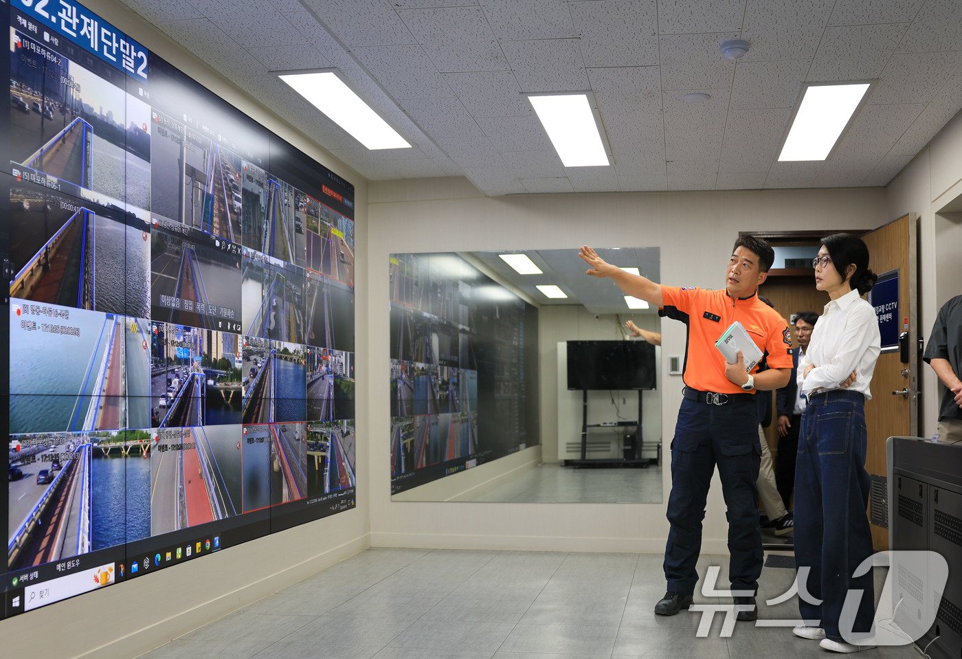 본문 이미지 - 김건희 여사가 '세계 자살 예방의 날’인 10일 서울 뚝섬 수난구조대 한강교량 CCTV 관제센터를 둘러보고 있다. (대통령실 제공) 2024.9.10/뉴스1 ⓒ News1 박지혜 기자