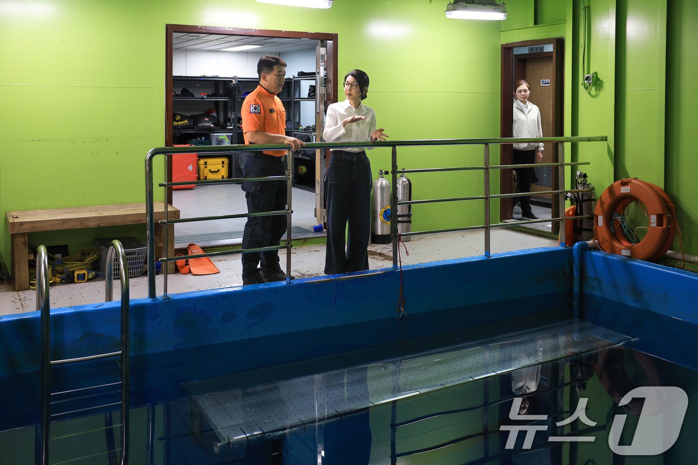 본문 이미지 - 김건희 여사가 '세계 자살 예방의 날’인 10일 서울 뚝섬 수난구조대 수중교육장을 둘러보고 있다. (대통령실 제공) 2024.9.10/뉴스1 ⓒ News1 박지혜 기자