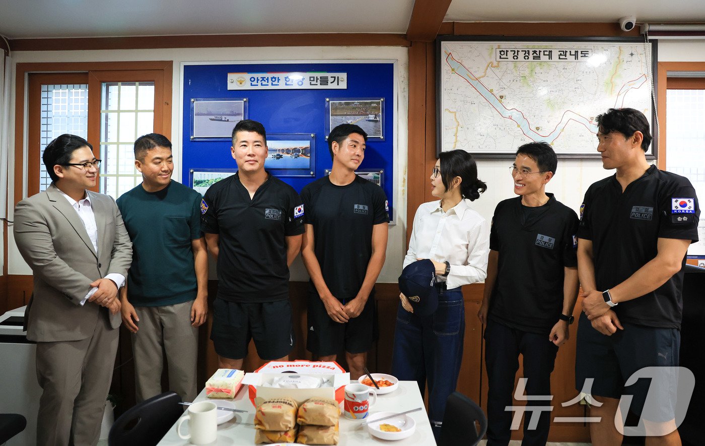 본문 이미지 - 김건희 여사가 10일 ‘세계 자살 예방의 날’을 맞아 서울 한강경찰대 망원치안센터 근무자들과 대화를 나누고 있다. (대통령실 제공) 2024.9.10/뉴스1 ⓒ News1 박지혜 기자