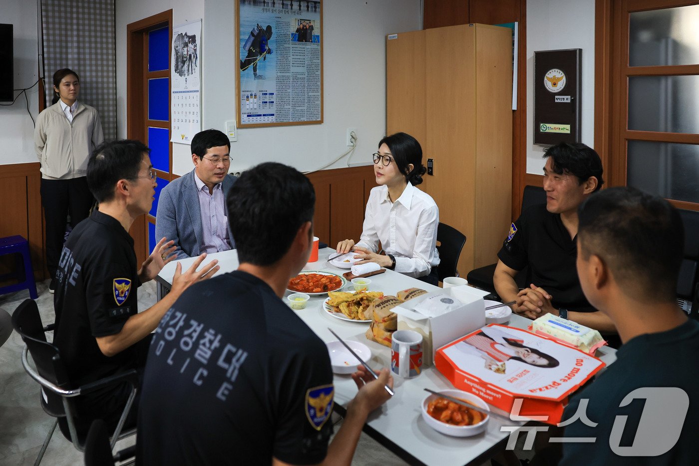 본문 이미지 - 김건희 여사가 10일 ‘세계 자살 예방의 날’을 맞아 서울 한강경찰대 망원치안센터 근무자들과 대화를 나누고 있다. (대통령실 제공) 2024.9.10/뉴스1 ⓒ News1 박지혜 기자