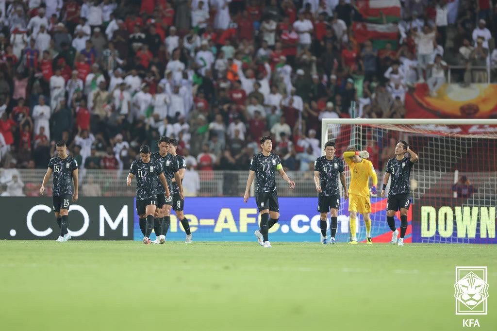 본문 이미지 - 10일 (한국시간) 오만 무스카트의 술탄카부스 경기장에서 열린 오만과의 2026 국제축구연맹(FIFA) 북중미 월드컵 아시아지역 3차 예선 B조 조별리그 2차전 대한민국과 오만의 경기에서 대한민국 손흥민을 비롯한 선수들이 실점한 후 아쉬워하고 있다. (대한축구협회 제공) 2024.9.10/뉴스1