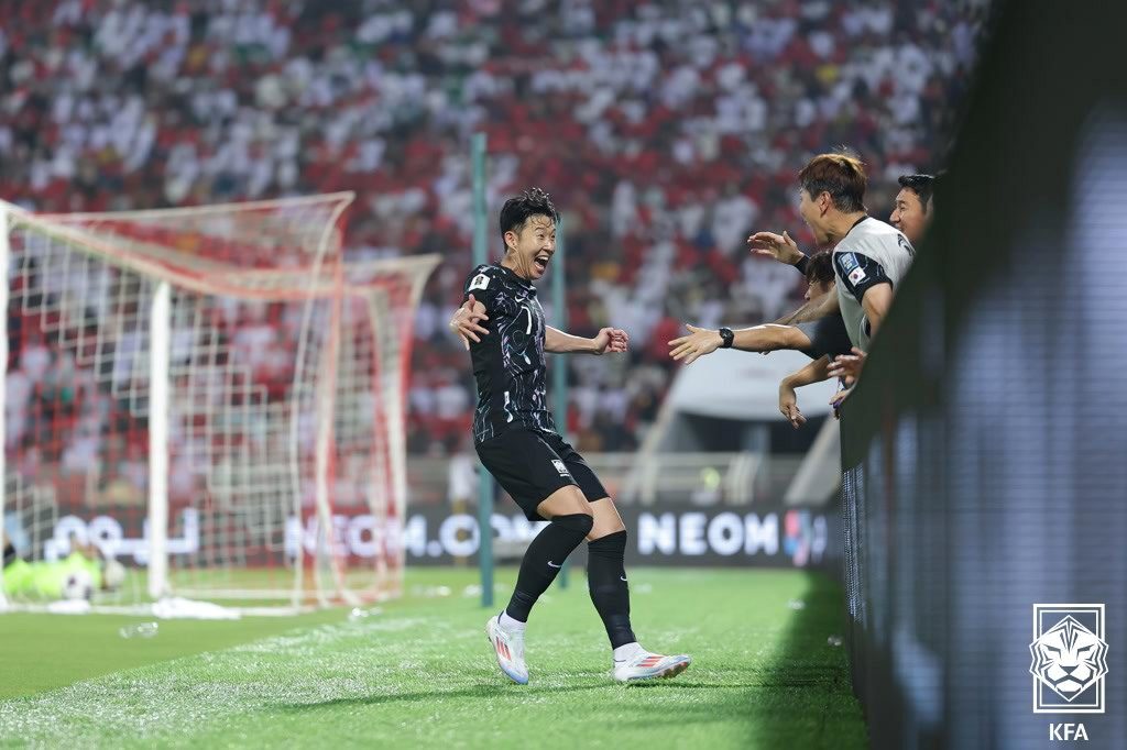 10일 &#40;한국시간&#41; 오만 무스카트의 술탄카부스 경기장에서 열린 오만과의 2026 국제축구연맹&#40;FIFA&#41; 북중미 월드컵 아시아지역 3차 예선 B조 조별리그 2차전 대한민국과 오만의 경기에서 대한민국 손흥민이 득점한 후 기뻐하고 있다. &#40;대한축구협회 제공&#41; 2024.9.10/뉴스1