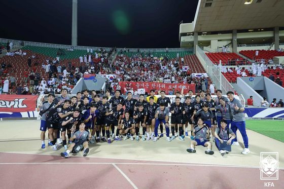 11일 &#40;한국시간&#41; 오만 무스카트의 술탄카부스 경기장에서 열린 오만과의 2026 국제축구연맹&#40;FIFA&#41; 북중미 월드컵 아시아지역 3차 예선 B조 조별리그 2차전 대한민국과 오만의 경기를 3대1로 승리한 대한민국 선수들이 관중들과 기념촬영을 하고 있다. &#40;대한축구협회 제공&#41; 2024.9.11/뉴스1