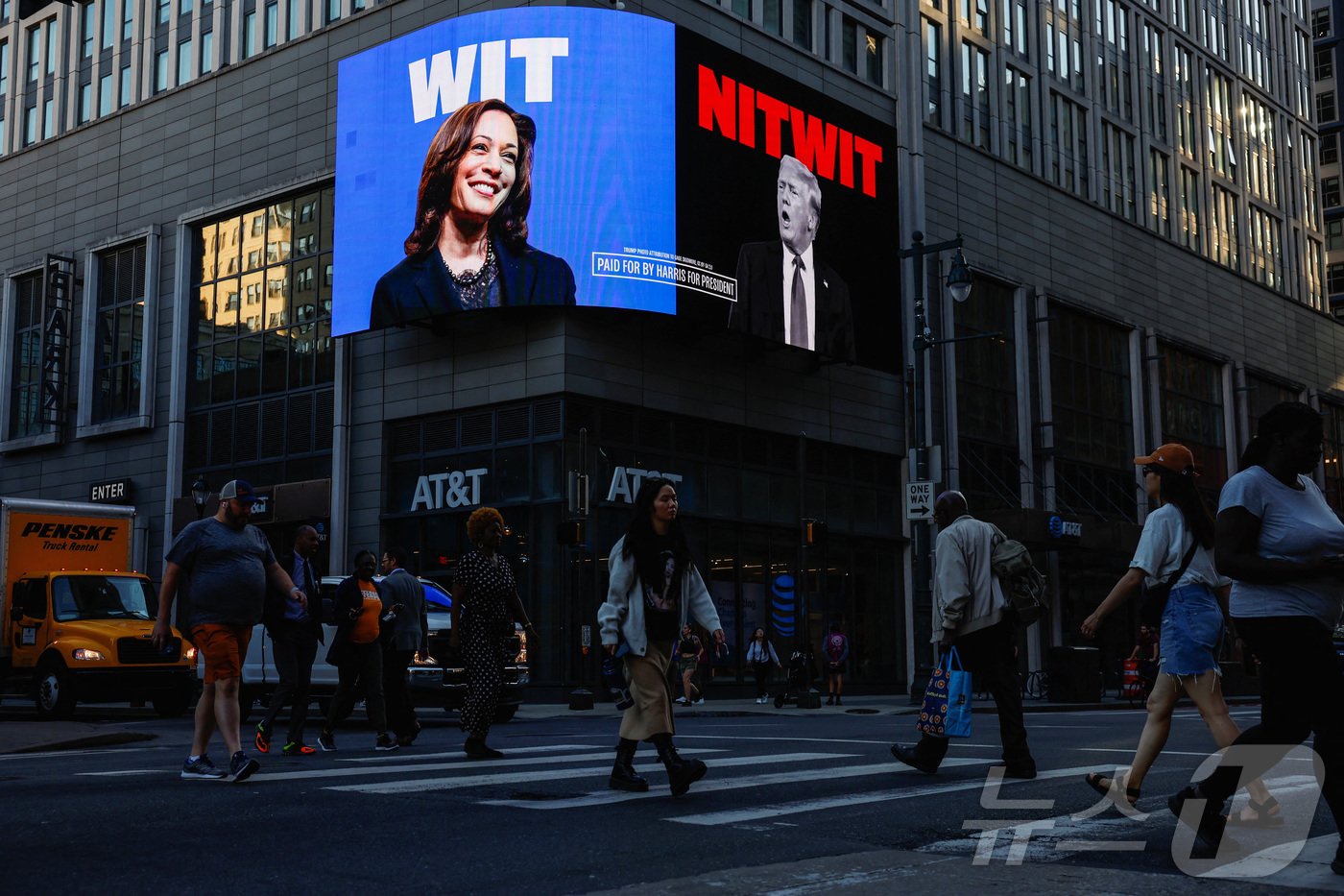 본문 이미지 - 10일&#40;현지시간&#41; 미국 펜실베이니아주 필라델피아의 한 디지털 광고판에 민주당 대선 후보인 카멀라 해리스 부통령과 공화당 후보인 도널드 트럼프 전 대통령의 사진이 나란히 표시된 모습. 2024.9.11 ⓒ 로이터=뉴스1 ⓒ News1 윤주현 기자