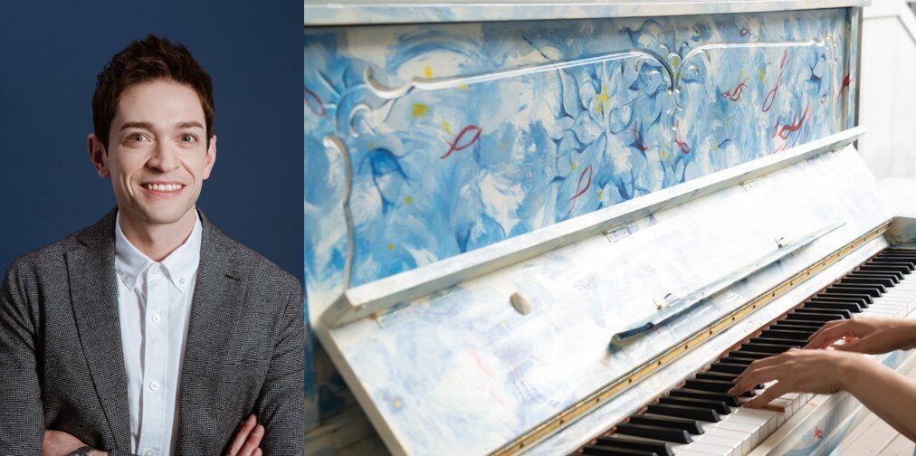 본문 이미지 - 다니엘 린데만(왼쪽)과 기증받은 피아노(마포문화재단 제공)