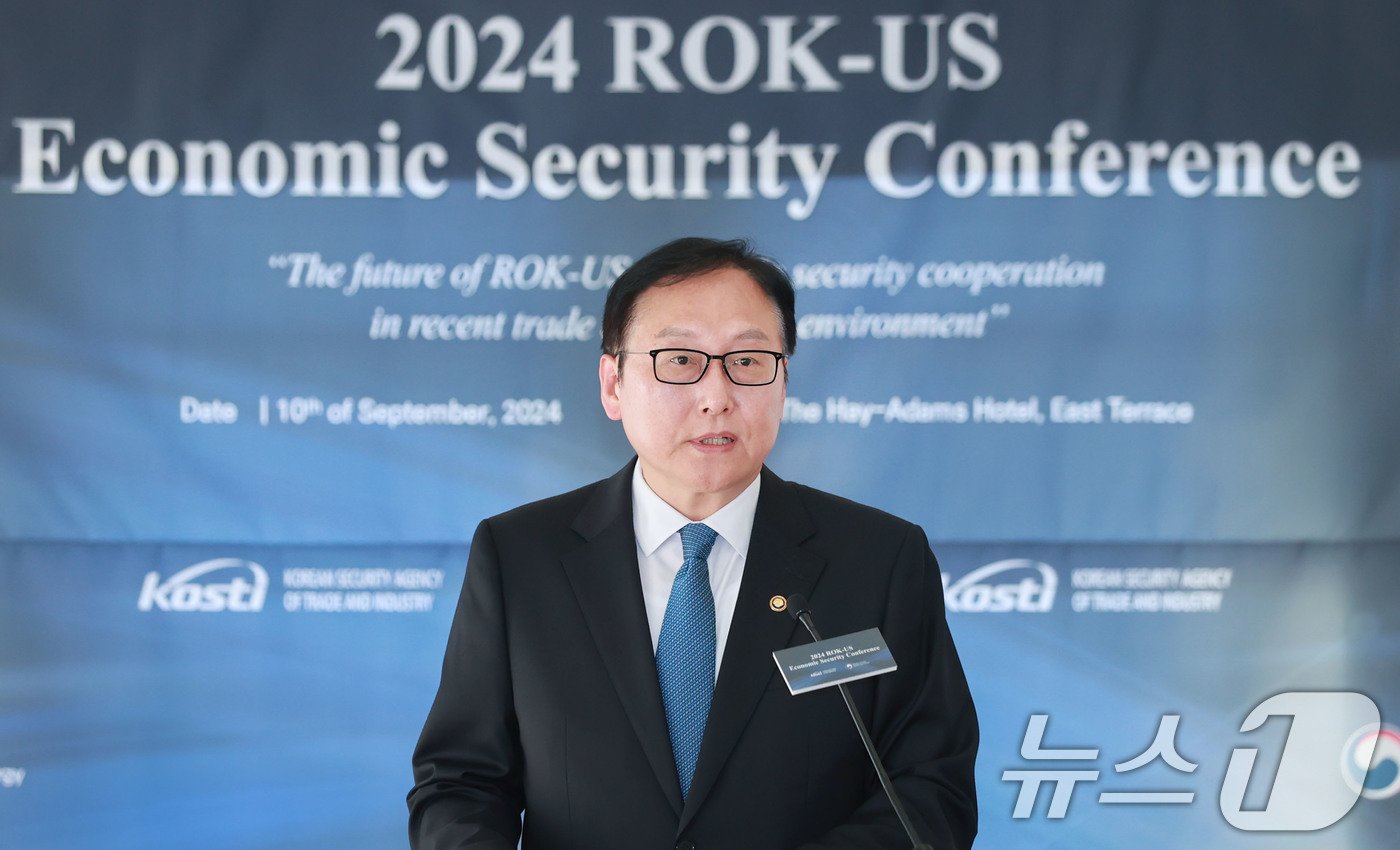 본문 이미지 - 정인교 산업통상자원부 통상교섭본부장이 10일(현지시간) 미국 워싱턴 D.C. 더 헤이아담스호텔에서 열린 '경제안보 컨퍼런스'에서 기조연설을 하고 있다. (산업통상자원부 제공) 2024.9.11/뉴스1