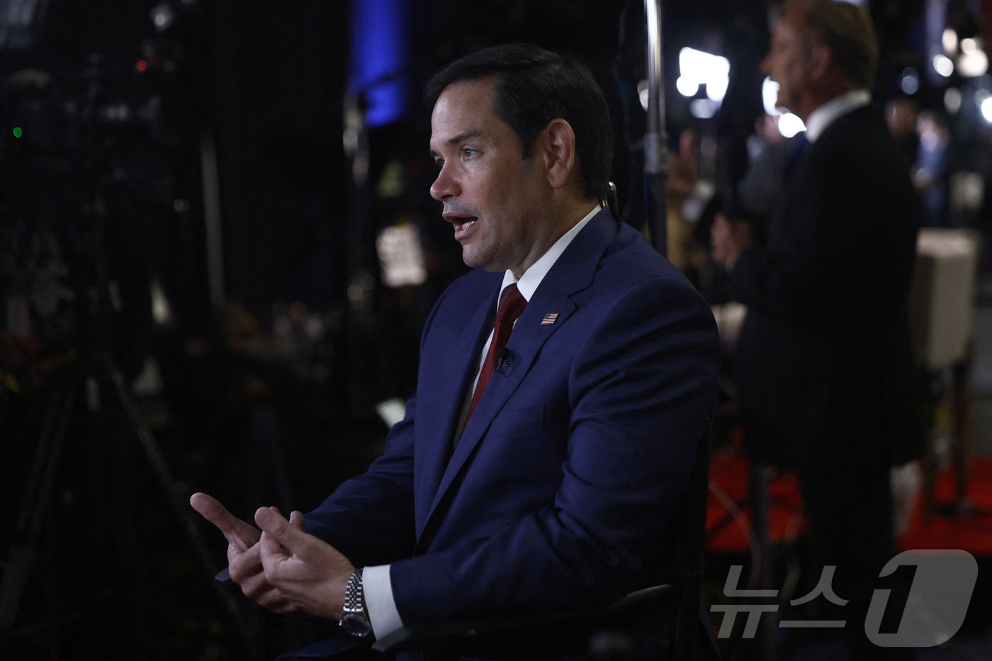 본문 이미지 - 10일(현지시간) 미국 펜실베니아주 필라델피아에서 카멀라 해리스 민주당 대선 후보 겸 부통령과 도널드 트럼프 공화당 대선 후보 겸 전 대통령 간 첫 TV토론이 진행될 예정이다. 사진은 토론회에 앞서 프레스센터 스핀룸에서 이야기하고 있는 마르코 루비오 상원의원의 모습. 2024.9.10 ⓒ 로이터=뉴스1 ⓒ News1 윤주현 기자