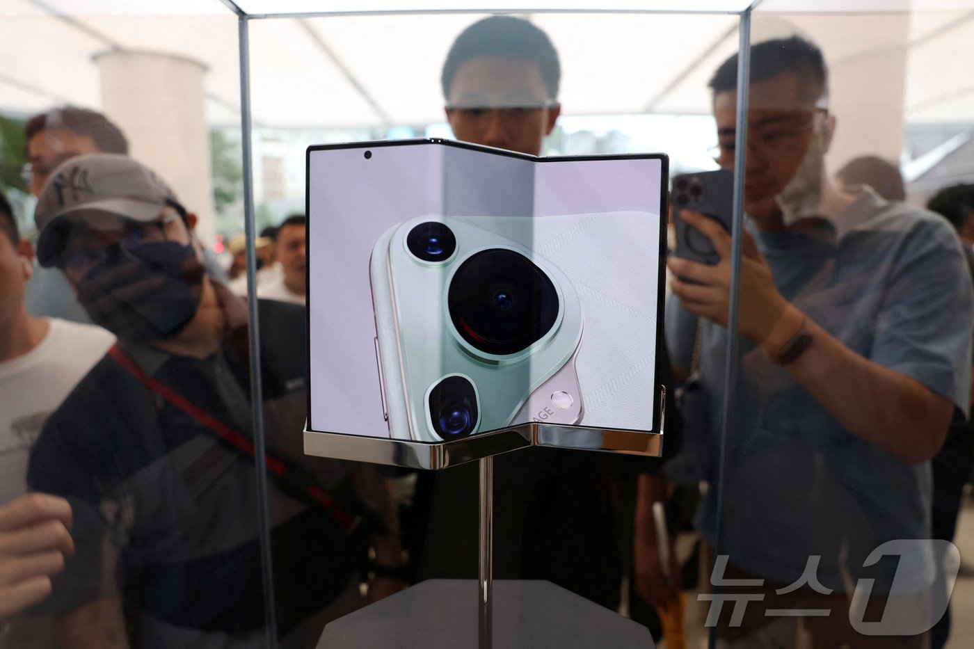 본문 이미지 - 소비자들이 10일 베이징 화웨이 매장에서 메이트 XT를 살펴보고 있다. ⓒ 로이터=뉴스1 ⓒ News1 박형기 기자