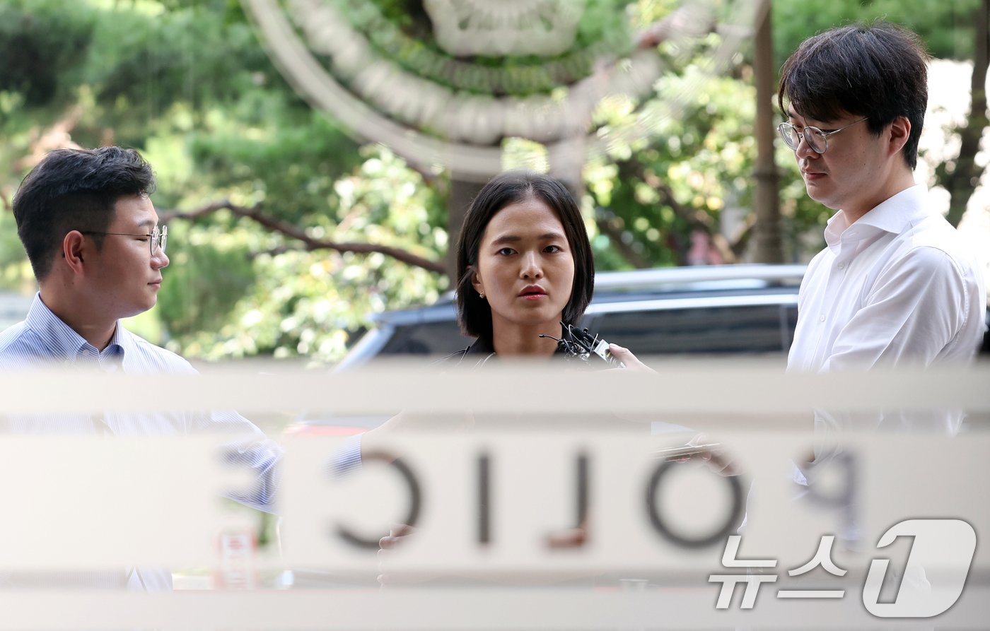 본문 이미지 - 김유영 삼성서울병원 전공의 대표가 11일 서울 마포구 서울경찰청 광역수사단에 참고인 신분으로 출석하고 있다. 서울경찰청 광역수사단 공공수사대는 지난달부터 전·현직 대한의사협회(의협) 관계자의 전공의 집단행동 교사 혐의에 대한 수사 과정에서 전공의 대표들을 참고인으로 소환 조사를 하고 있다.2024.9.11/뉴스1 ⓒ News1 김명섭 기자