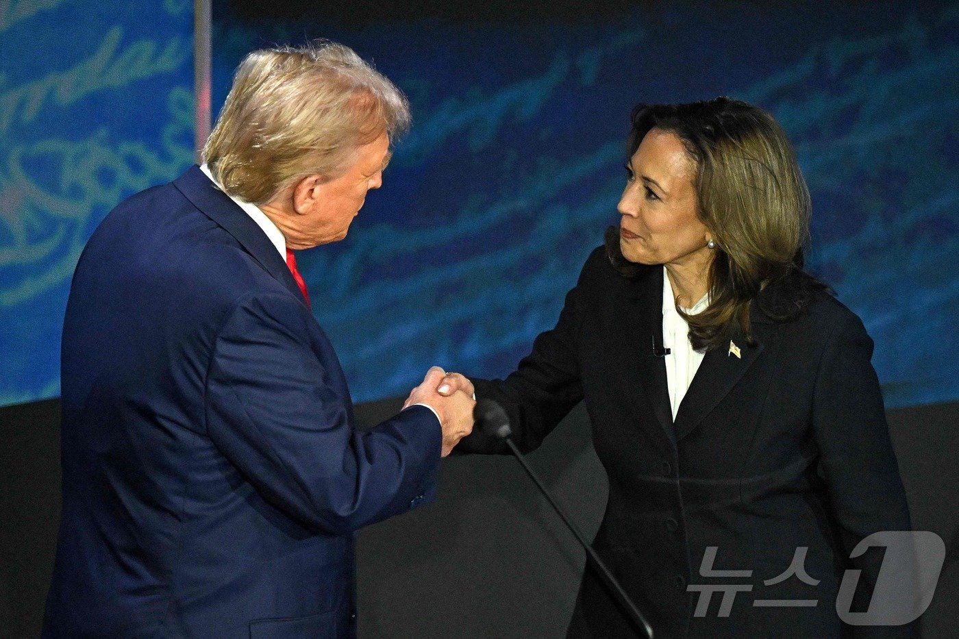 본문 이미지 - 미국 민주당 대선후보 카멀라 해리스 부통령과 공화당 대선 후보 도널드 트럼프 전 대통령이 10일 (현지시간) 펜실베이니아주 필라델피아의 국립 헌법센터에서 열린 첫 TV 토론에 앞서 악수를 하고 있다. 2024.09.11 ⓒ AFP=뉴스1 ⓒ News1 우동명 기자