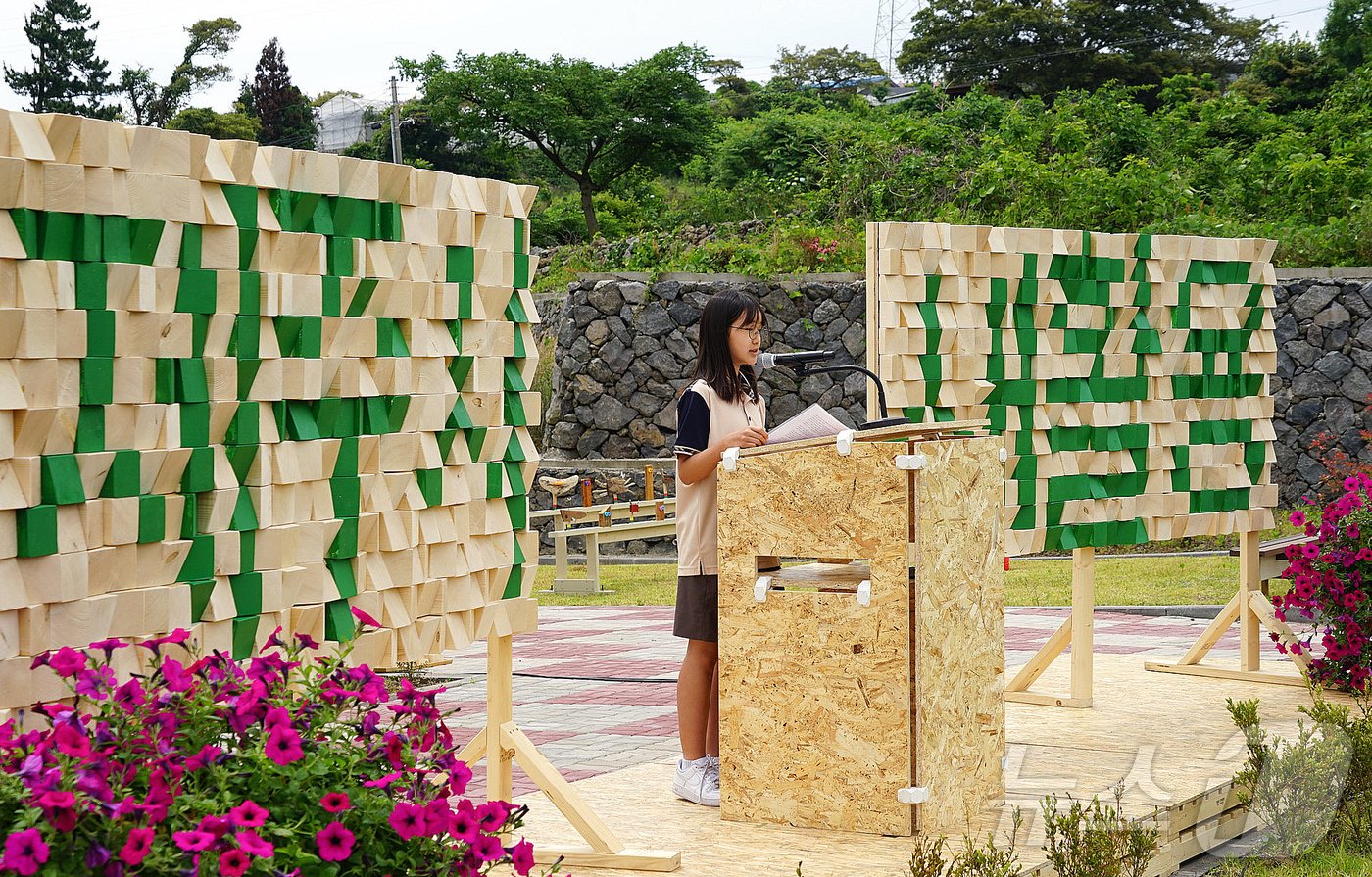 본문 이미지 - 만만한녀석들 제주지사가 연출한 제주시 새활용센터 개관식.(만만한녀석들 제주지사 제공)
