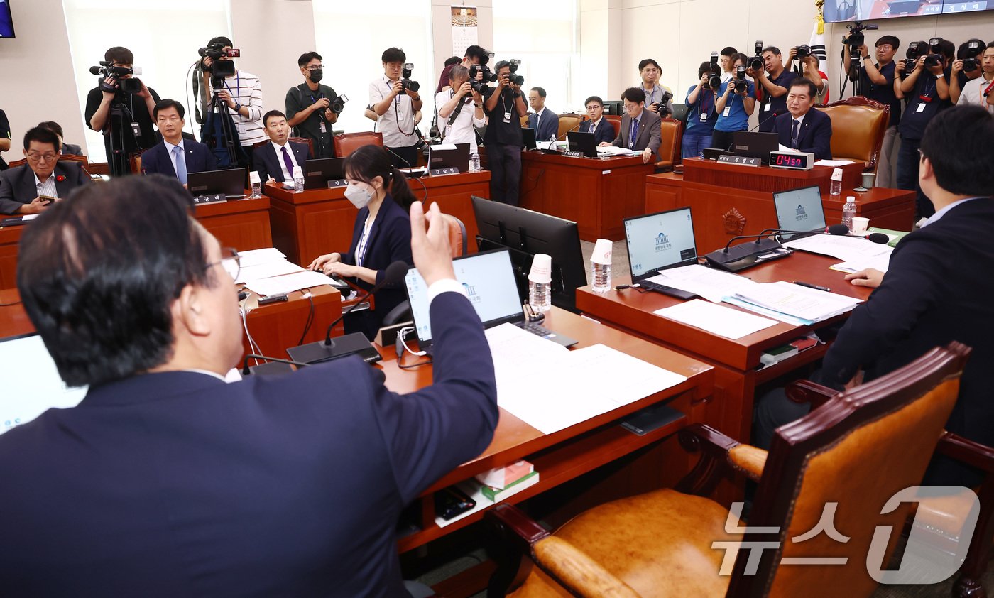 정청래 국회 법제사법위원회 위원장이 11일 오전 서울 여의도 국회에서 열린 법사위 제418회국회&#40;정기회&#41; 제5차 전체회의에서 법무장관, 법원행정처장을 향해 정치적 중립을 지키지 않으면 감옥에 갈 수도 있다고 발언하자 송석준, 곽규택 국민의힘 의원을 비롯한 여당 의원들이 반발하고 있다. 법사위는 이날 김건희 특검법과 채해병 특검법을 의결할 예정이다. 2024.9.11/뉴스1 ⓒ News1 김민지 기자