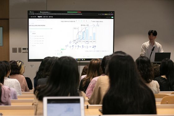 교과서야, 참고서야…AI 교과서 발표 앞두고 '법적 지위' 논쟁