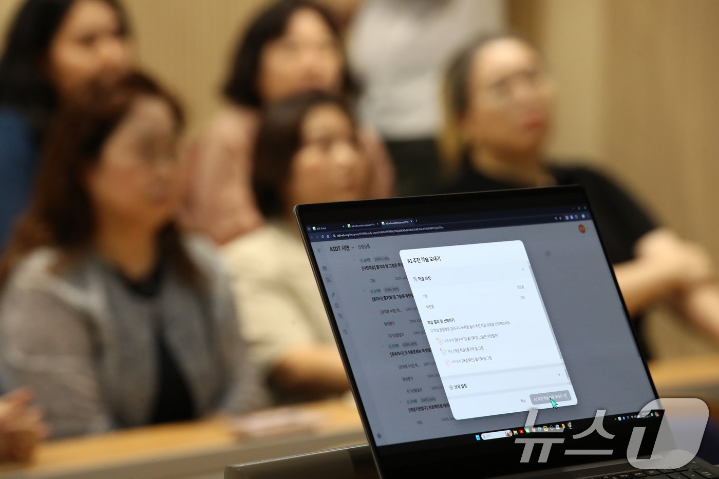 본문 이미지 - 학부모들이 AI디지털교과서 시연을 살펴보고 있다. /뉴스1 ⓒ News1 이승배 기자