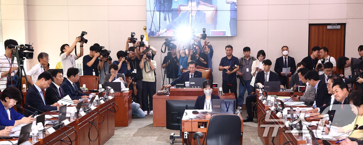 본문 이미지 - 정청래 국회 법제사법위원회 위원장이 11일 오전 서울 여의도 국회에서 법사위 제418회국회(정기회) 제5차 전체회의에서 의사봉을 두드리고 있다. 이날 법사위에서는 김복형 헌법재판관 후보자에 대한 인사청문 경과보고서를 여야 합의로 채택했다. 2024.9.11/뉴스1 ⓒ News1 김민지 기자