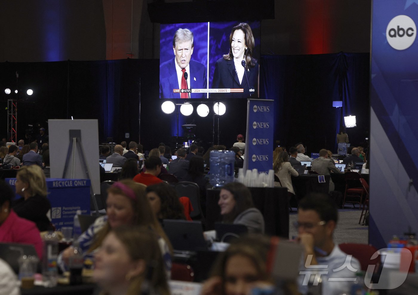 본문 이미지 - 10일(현지시간) 미국 펜실베이니아주(州) 필라델피아의 국립헌법센터에서 공화당 대선 후보자 도널드 트럼프 전 미국 대통령과 민주당 대선 후보자 카멀라 해리스 미국 부통령 간 토론이 진행되고 있다. 사진은 두 후보 간 TV토론회를 지켜보고 있는 기자들의 모습. 2024.09.10 ⓒ 로이터=뉴스1 ⓒ News1 윤주현 기자
