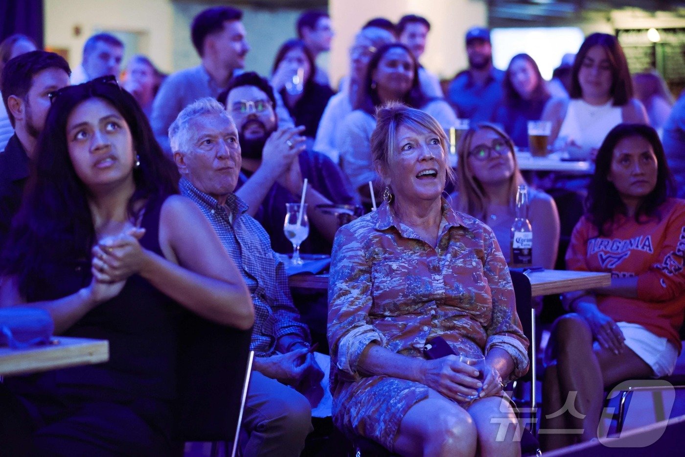 본문 이미지 - 10일 (현지시간) 펜실베이니아주 필라델피아의 국립 헌법센터에서 열린 민주당 대선후보 카멀라 해리스 부통령과 공화당 대선 후보 도널드 트럼프 전 대통령의 ABC 뉴스가 주관하는 첫 TV 토론을 워싱턴서 주민들이 시청을 하고 있다. 2024.09.11 ⓒ AFP=뉴스1 ⓒ News1 우동명 기자