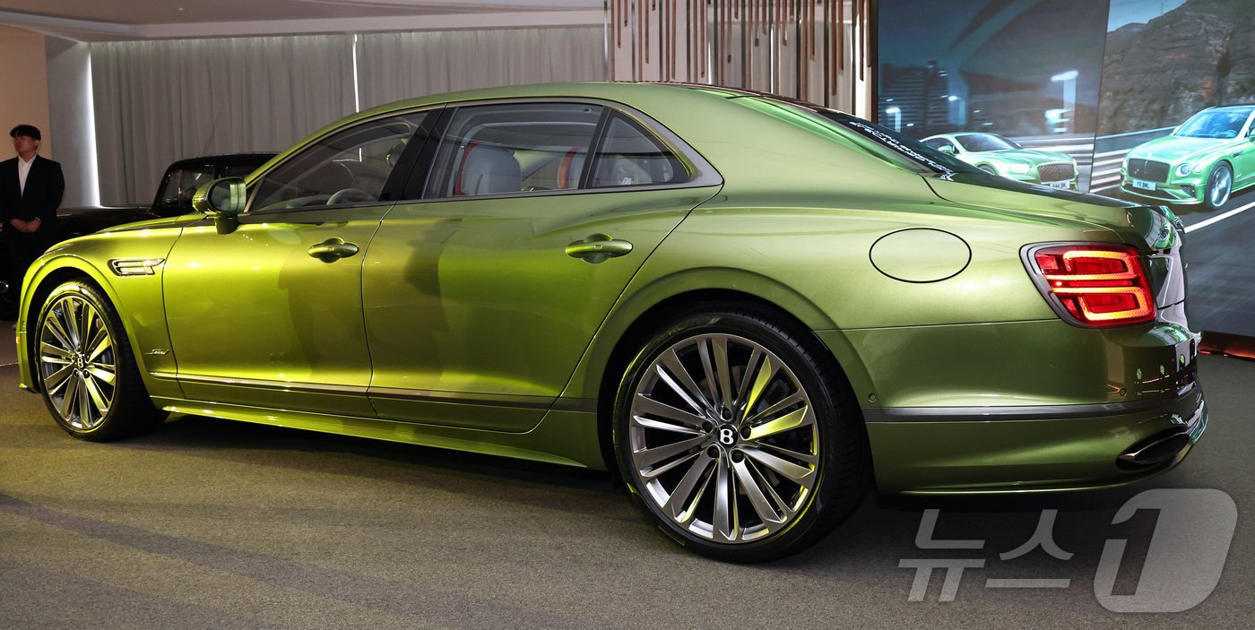 본문 이미지 - 크리스티안 슐릭 벤틀리모터스코리아 총괄 상무가 11일 오전 서울 동대문구 벤틀리타워에서 V8 하이브리드 엔진을 탑재한 벤틀리 '더 뉴 플라잉스퍼'를 공개하고 있다. 2024.9.11/뉴스1 ⓒ News1 구윤성 기자