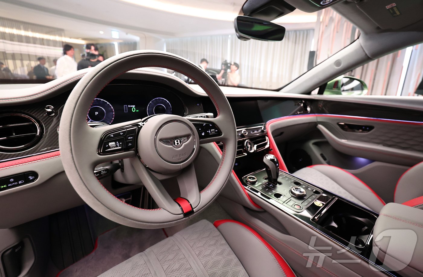 본문 이미지 - 11일 오전 서울 동대문구 벤틀리타워에서 V8 하이브리드 엔진을 탑재한 벤틀리 '더 뉴 플라잉스퍼'가 공개됐다. 사진은 더 뉴 플라잉스퍼의 내부. 2024.9.11/뉴스1 ⓒ News1 구윤성 기자