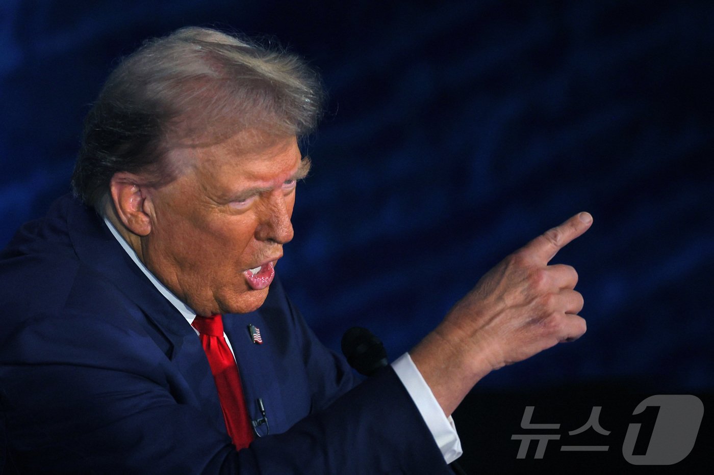 본문 이미지 - 10일(현지시간) 미국 펜실베이니아주(州) 필라델피아의 국립헌법센터에서 열린 첫 대선 TV토론회에서 공화당 대선 후보자 도널드 트럼프 전 미국 대통령이 토론에 임하고 있다. 2024.09.10 ⓒ 로이터=뉴스1 ⓒ News1 윤주현 기자