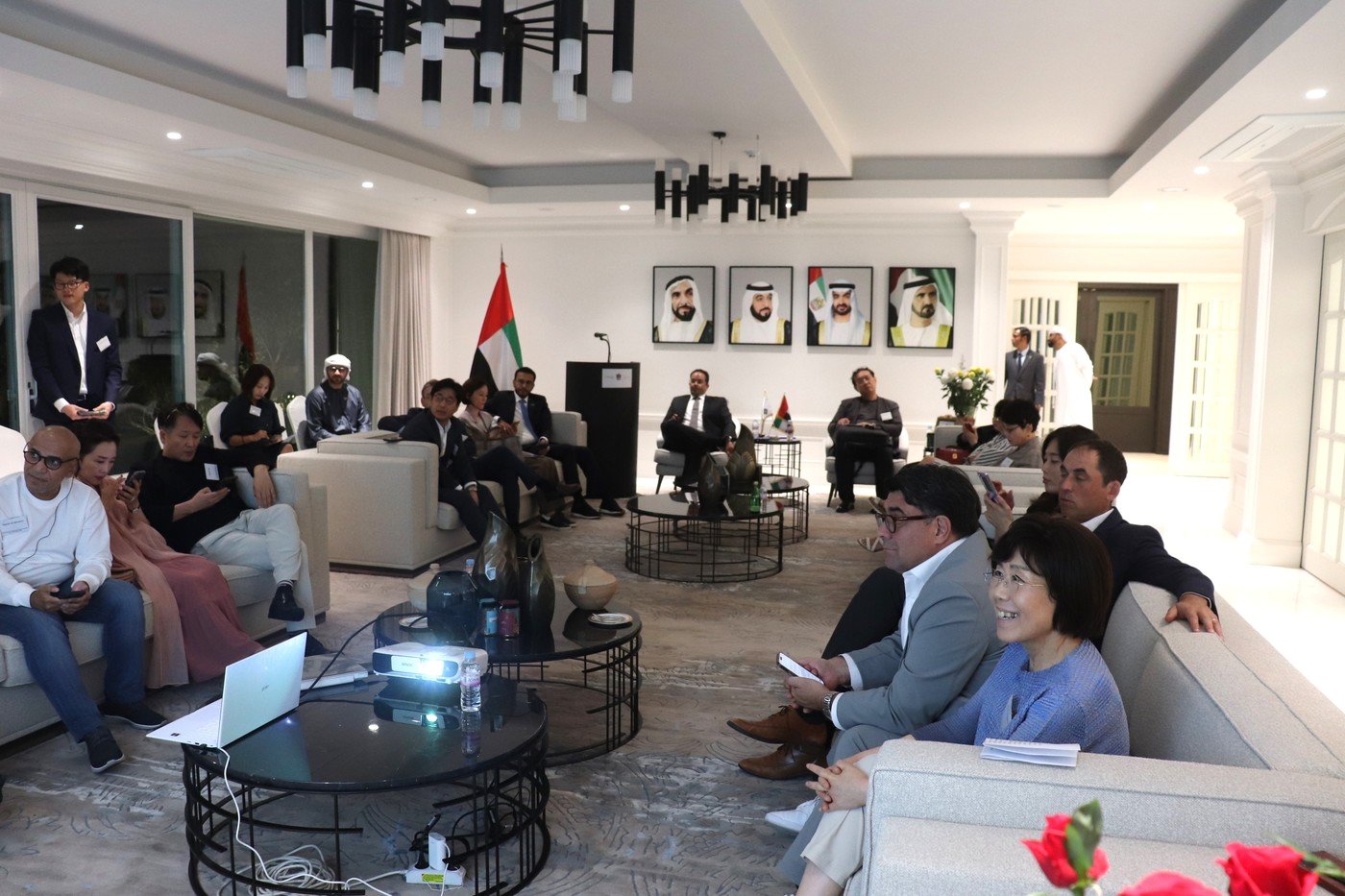 본문 이미지 - 제354회 CICI '문화소통포럼'의 참석자들이 플리토의 이정수 대표의 '언어의 장벽이 무너진 후 세상의 변화' 특강을 경청하고 있다.(CICI 제공)