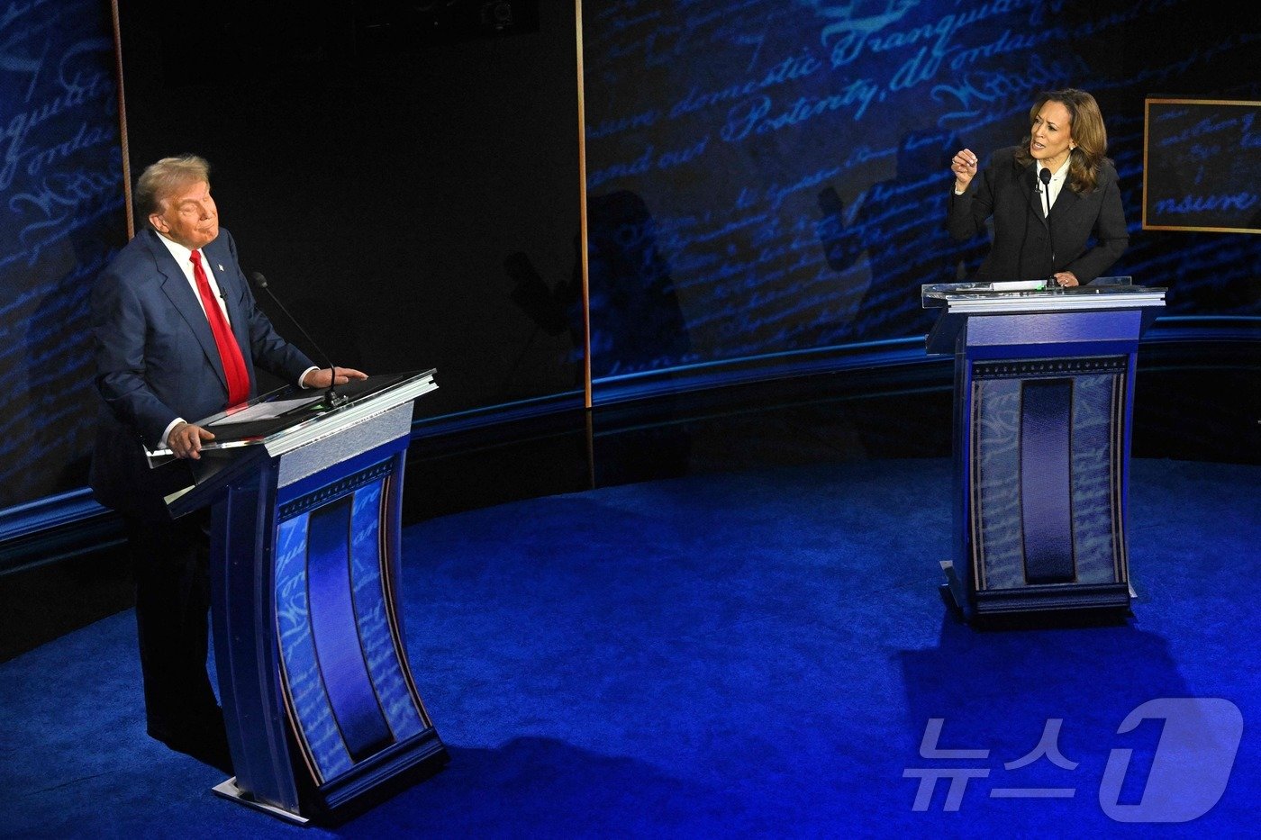 본문 이미지 - 10일(현지시간) 미국 펜실베이니아주(州) 필라델피아의 국립헌법센터에서 공화당 대선 후보자 도널드 트럼프 전 미국 대통령과 민주당 대선 후보자 카멀라 해리스 미국 부통령 간 토론이 진행되고 있다. 2024.09.10 ⓒ AFP=뉴스1 ⓒ News1 윤주현 기자