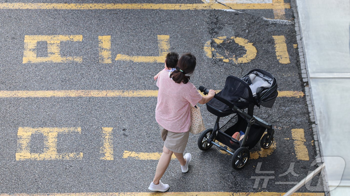 11일 서울 시내 한 대형병원에서 아이를 안은 시민이 응급실로 향하고 있다. 정부는 사흘 앞으로 다가온 추석 연휴에 응급실 환자가 몰리는 상황에 대비해 이날부터 11일부터 2주간 &#39;추석 명절 비상 응급 대응 주간&#39;을 운영한다. 2024.9.11/뉴스1 ⓒ News1 김도우 기자