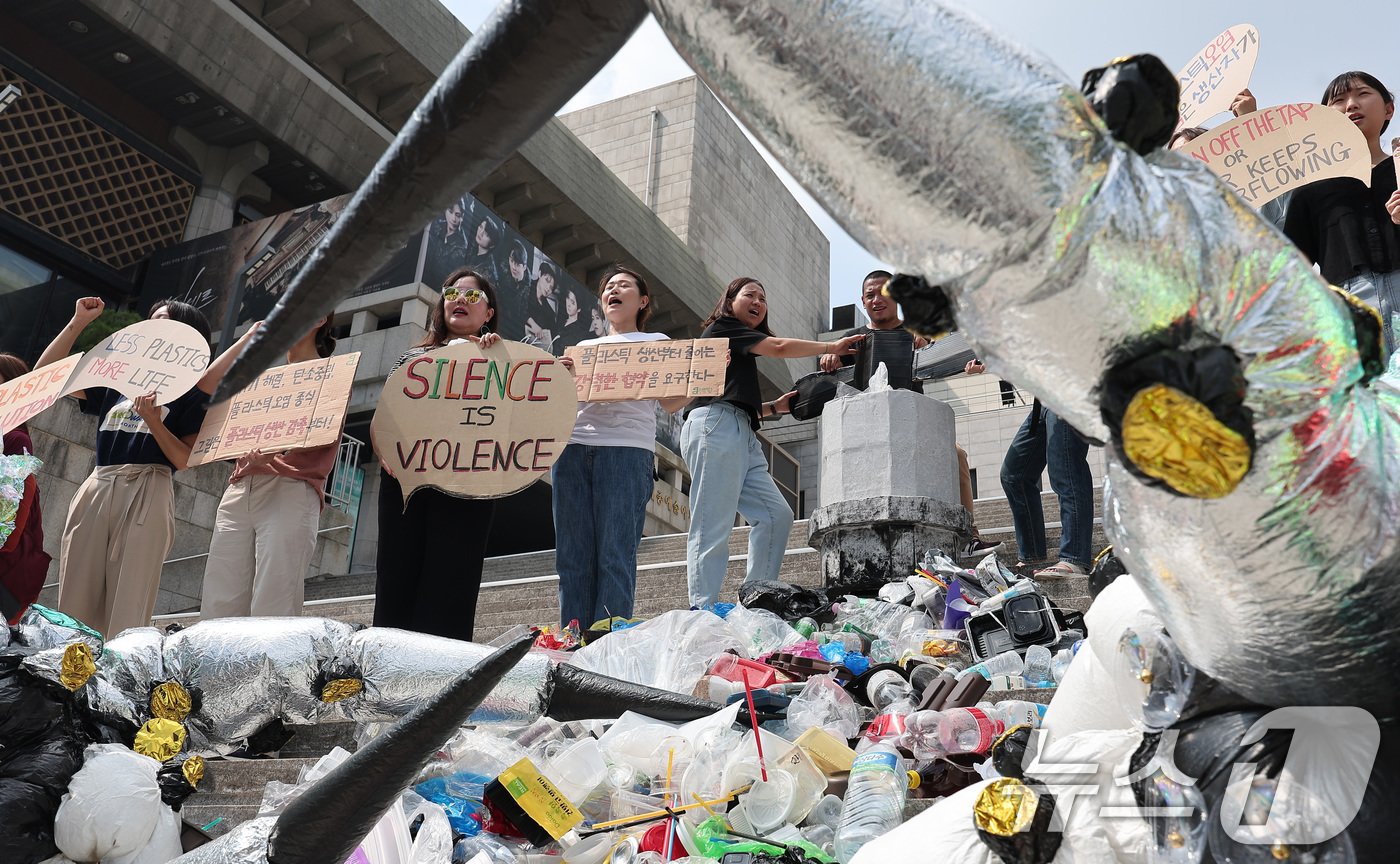 본문 이미지 - 플뿌리연대(플라스틱 문제를 뿌리 뽑는 연대) 등 환경단체들이 11일 서울 종로구 세종문화회관 계단에서 열린 플라스틱 협약 대응 입장 비공개로 일관하는 한국정부 규탄 기자회견에서 퍼포먼스를 하고 있다. 2024.9.11/뉴스1 ⓒ News1 김성진 기자