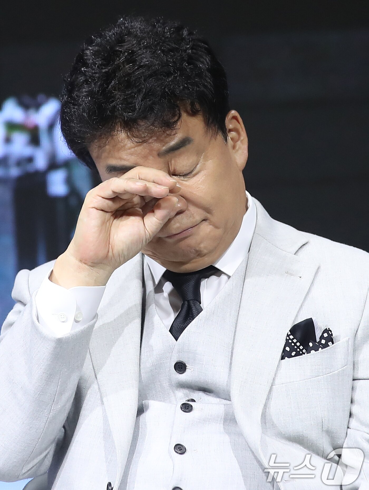 본문 이미지 - 11월 코스피 상장을 앞두고 있는 백종원 더 본 코리아 대표가 11일 서울 JW 메리어트 동대문 스퀘어 서울에서 열린 넷플릭스 예능 '흑백요리사: 요리 계급 전쟁' 제작발표회에서 생각에 잠겨 있다. 2024.9.11/뉴스1 ⓒ News1 권현진 기자