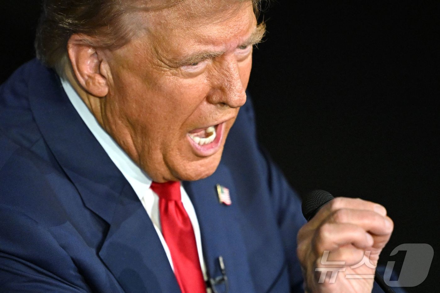 본문 이미지 - 10일(현지시간) 미국 펜실베이니아주(州) 필라델피아의 국립헌법센터에서 열린 첫 대선 TV토론회에서 공화당 대선 후보자 도널드 트럼프 전 미국 대통령이 토론에 임하고 있다. 2024.09.10 ⓒ AFP=뉴스1 ⓒ News1 윤주현 기자