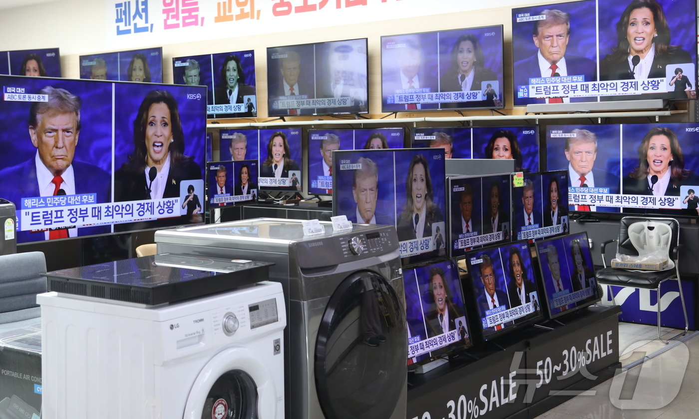 본문 이미지 - 미국 대선 후보 도널드 트럼프와 카멀라 해리스의 첫 TV 토론이 11일 오전 서울 용산구 전자상가 가전 매장에서 생중계 되고 있다. ABC 방송이 주관하는 이번 TV 토론은 두 후보가 각각 공화당과 민주당 대선 후보로 공식 지명된 뒤 처음으로 맞붙는 자리다. 2024.9.11/뉴스1 ⓒ News1 유수연 기자