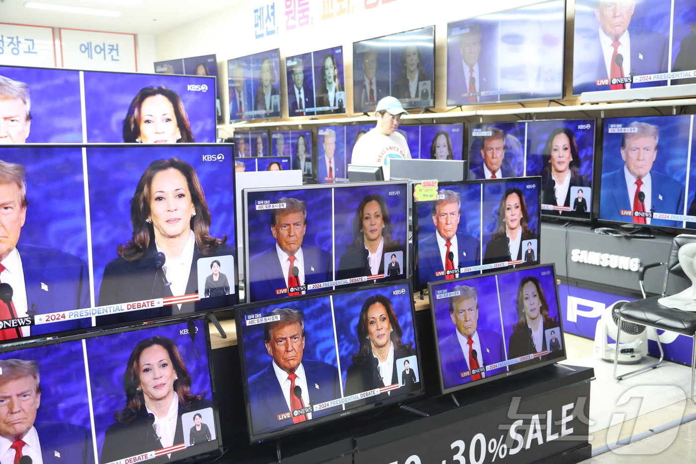 본문 이미지 - 미국 대선 후보 도널드 트럼프와 카멀라 해리스의 첫 TV 토론이 11일 오전 서울 용산구 전자상가 가전 매장에서 생중계 되고 있다. ABC 방송이 주관하는 이번 TV 토론은 두 후보가 각각 공화당과 민주당 대선 후보로 공식 지명된 뒤 처음으로 맞붙는 자리다. 2024.9.11/뉴스1 ⓒ News1 유수연 기자