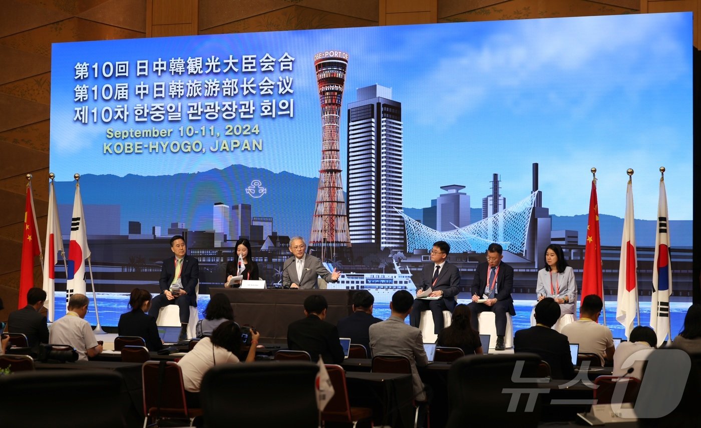 본문 이미지 - 유인촌 문화체육관광부 장관이 11일 일본 고베에 있는 호텔 오쿠라 고베에서 열린 한중일 관광장관회의 본회의가 끝나고 한일 기자들과 간담회를 갖고 있다. (문화체육관광부 제공)