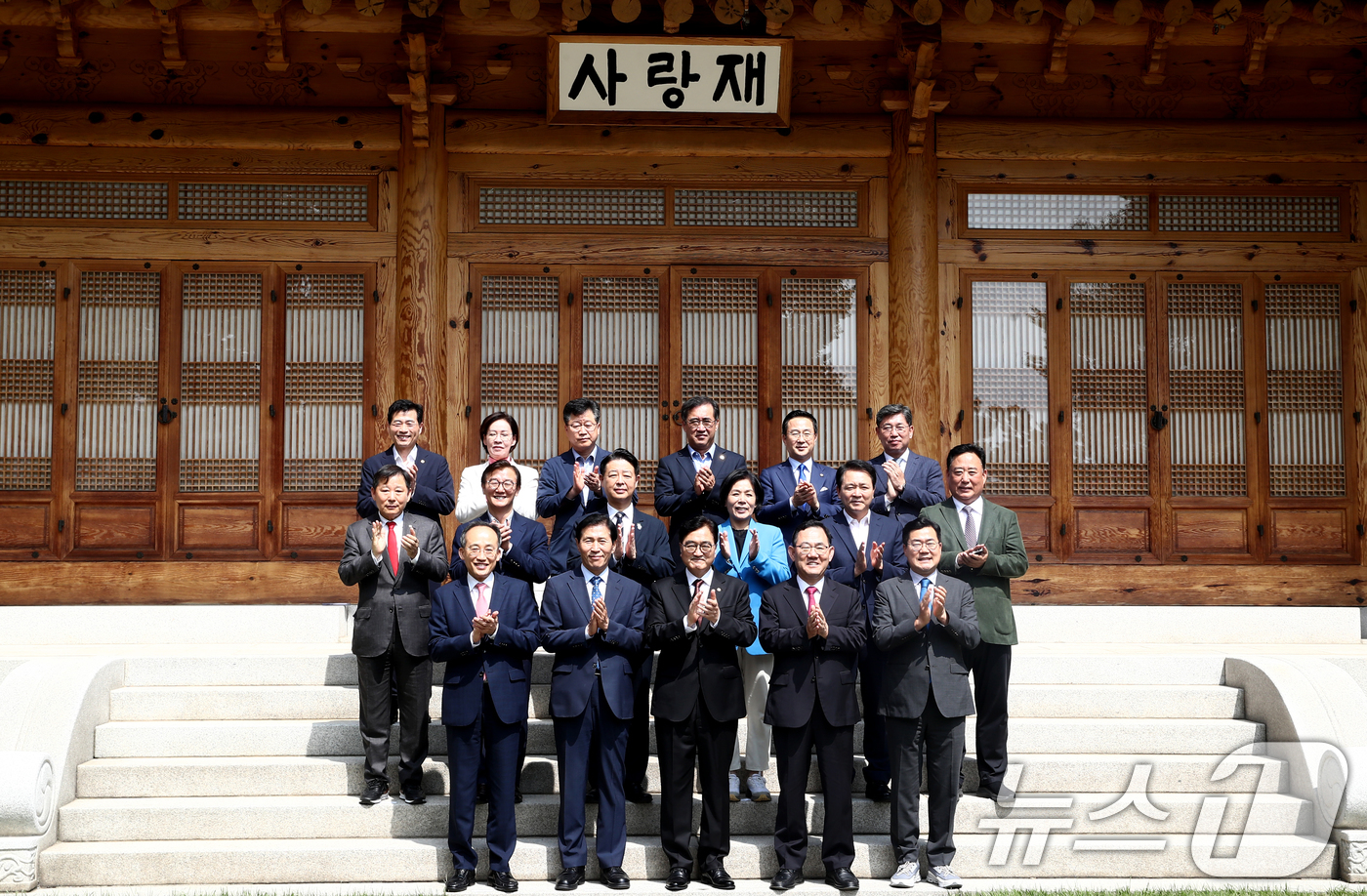 (서울=뉴스1) 이광호 기자 = 우원식 국회의장과 주호영, 이학영 부의장이 11일 서울 여의도 국회 사랑재에서 열린 국회의장단 주최 국회 상임위원장 및 상설특별위원장 초청 오찬 간 …