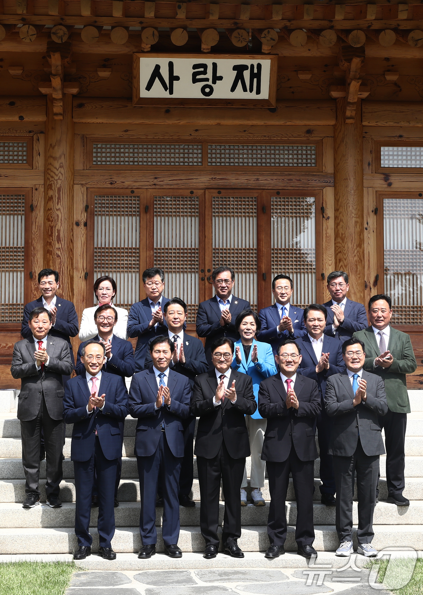 (서울=뉴스1) 이광호 기자 = 우원식 국회의장과 주호영, 이학영 부의장이 11일 서울 여의도 국회 사랑재에서 열린 국회의장단 주최 국회 상임위원장 및 상설특별위원장 초청 오찬 간 …