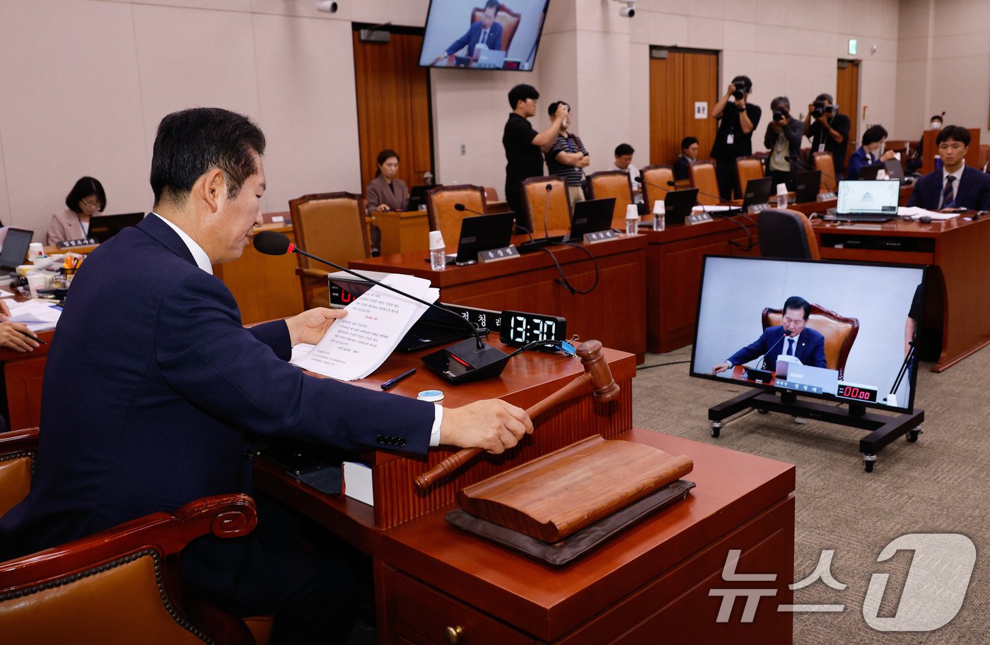 정청래 국회 법제사법위원회 위원장이 11일 오후 서울 여의도 국회에서 열린 법사위 제418회국회&#40;정기회&#41; 제5차 전체회의에서 국민의힘 의원들 퇴장 속에 의사봉을 두드리고 있다. . 2024.9.11/뉴스1 ⓒ News1 안은나 기자